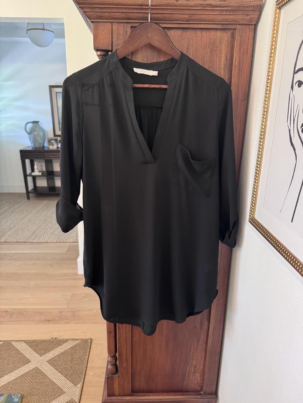Lush Blouse Womens Medium Black V Neck Roll Tab Sleeve Pocket Tunic Top